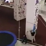 Дете падна от 10 метра в мол на стената за катерене 