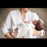 Защо не е хубаво да държите чуждо бебе в ръцете си - не е просто суеверие!