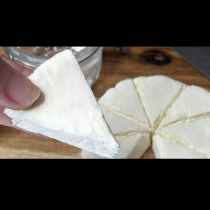 Домашно топено сирене от ТРИ съставки: Прави се от евтино мляко, с по-малко мазнини