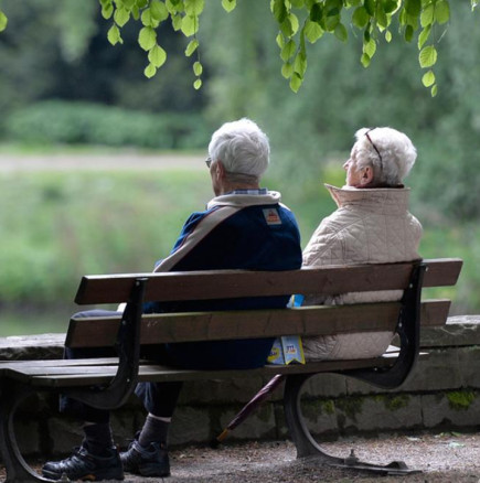 Пенсионерите ликуват: От МФ казаха с колко ще увеличават пенсиите по години до 2026-а включително