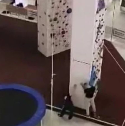 Дете падна от 10 метра в мол на стената за катерене 
