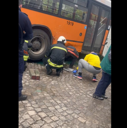 Мъж пострада тежко на пешеходна пътека в София-Вадят го изпод автобуса