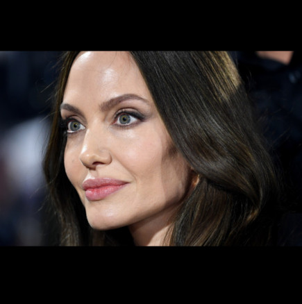 Анджелина Джоли сияе с нов цвят на косата и ефирна бяла рокля - промяната е невероятна! (СНИМКИ)