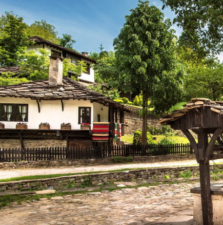 Уникално българско село, в което ще се потопите в XVIII век -Снимки