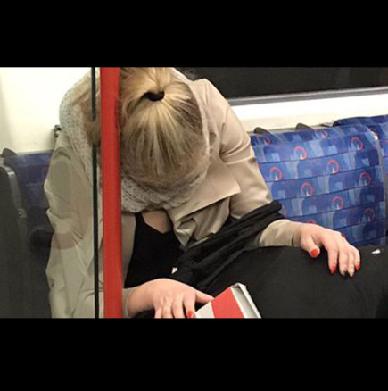 Кошмар във влака! Жена заспа в купето, а като се събуди, намери до себе си чисто гол мъж!