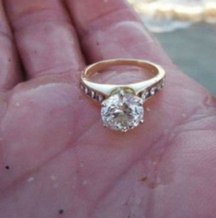 Докато е на плажа, момиче забелязва нещо блестящо-Оказва се златен пръстен с надпис-Ето какво се случило!