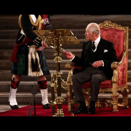 Всички гледаха в този красив мъж в пола на коронацията на Чарлз III - ето кой е той (СНИМКИ):