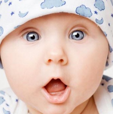 Защо всички бебета се раждат с сини очи???