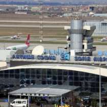 Аварийно кацане на самолет в София! Линейки и пожарни бързат към летището