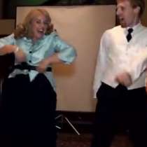 Впечатляващ сватбен танц между майка и син, който взриви Интернет-Видео