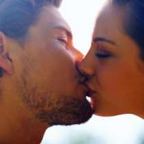 Влажната целувка за жените е като инжекция със страст