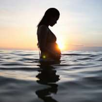 Раждането във вода не е препоръчително