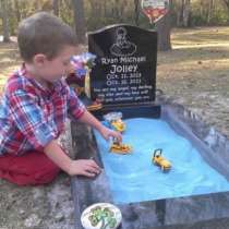 3-годишно момче си играе с мъртвото си братче върху гроба му