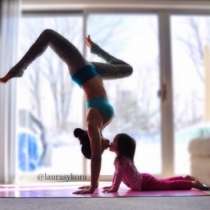 Майка упражнява йога с 4-годишната си дъщеричка