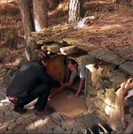 Видео: Наричат ​​го Хобит, 20 години живее в дупка