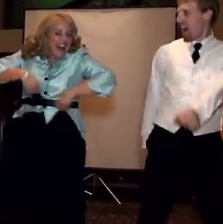 Впечатляващ сватбен танц между майка и син, който взриви Интернет-Видео