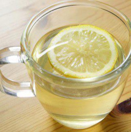 Вижте какво прави с тялото ви дори само половин лимон в чаша вода!