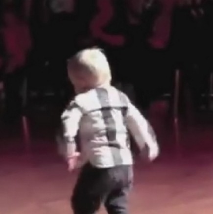 2-годишно хлапе взриви Фейсбук с танците си