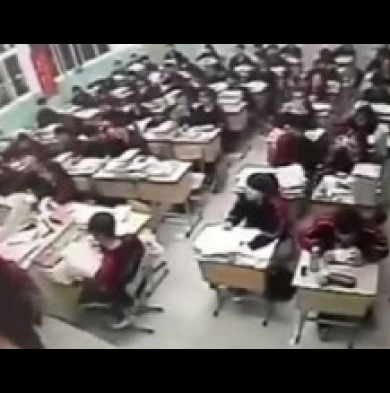 Ученик се самоуби по време на час-видео