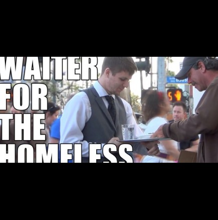 Вижте как този човек направи бездомните хора толкова щастливи! (Видео)