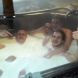 Работници във фабрика за млечни продукти се къпят във вана с мляко 