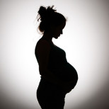 „Забременях на 14: сега съм щастлива майка на 5“ - социалните мрежи разпнаха на кръст младата многодетна майка (СНИМКИ)