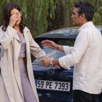 В първия епизод от втория сезон на Мрежа от лъжи-Асия измъква шофьора от горящата кола и го връща към живот