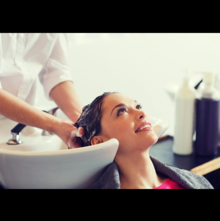 Само 10% от жените знаят това: как да миете косата си, за да заблести