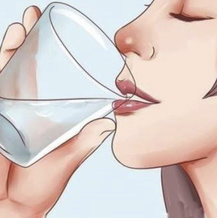 Веднага след като се събудите, пиете 2 чаши алкална филтрирана вода и килата се топят като за световно!
