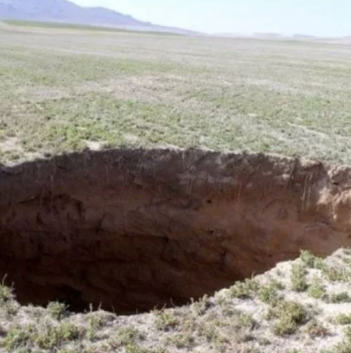 Мъж от село намери дупка в земята. Като погледна вътре не може да свали очи от това, което имаше там-Снимки