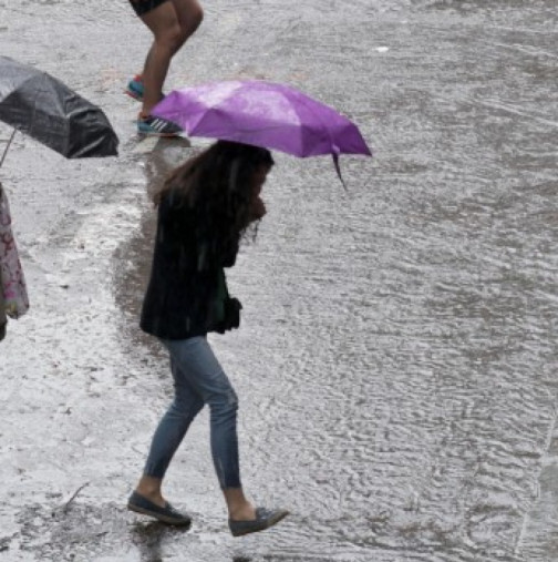 Не само дъждове връхлитат България в събота-Жълт код е обявен за опасни явления
