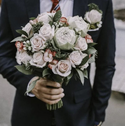 Вдовец носи бели рози на гроба на съпругата си, но като се прибира у дома, вижда същите цветя в кухненската ваза
