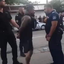 Нацепеният бияч от Люлин реве като жена пред полицаите-Видео