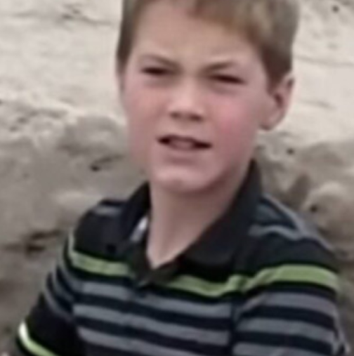 Момченце си играеше в пясъка, когато изведнъж докосна нещо странно
