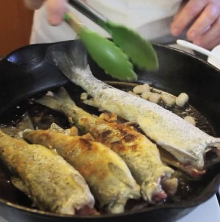 Хитър готварски трик да направиш пържена риба с вкусна коричка, а отвътре много крехка и сочна!