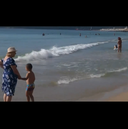 Нова гадост изплува на плажа във Варна - туристите онемяха от погнуса (СНИМКИ):