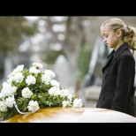 Редно ли е да водим децата на погребения? Мнението на психолози и свещеници: