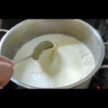 Само ДВЕ съставки към киселото мляко: Смес, която прочиства червата за рекордно време, добра за храносмилането