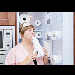 Колко откачено е това?! Жена яде по 4 ролки тоалетна хартия на ден - пристрастена е! (СНИМКИ)