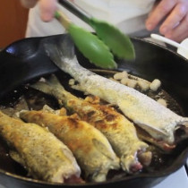 Хитър готварски трик да направиш пържена риба с вкусна коричка, а отвътре много крехка и сочна!