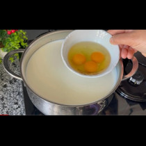 Изсипете яйцето във врящо мляко и сиренето е готово за 20 минути. Оказва се по-богато от скъпото сирене от магазина