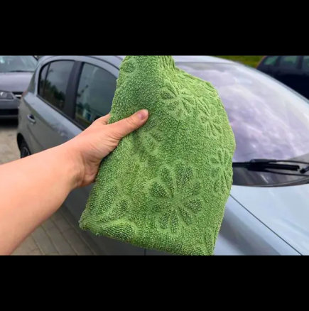 Видях този трик при италианските шофьори - ето защо слагат хавлиена кърпа на таблото на колата през лятото!