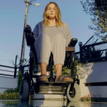 В следващия епизод на Мрежа от лъжи: Дерин седи в инвалидната количка, държи Зейнеп и й пее песен