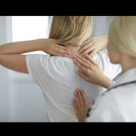 Убийците на вашия гръб: 6 навика, които съсипват стойката и причиняват болка
