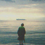Възрастна жена стои до морския бряг всеки ден за 11 години, докато един ден вижда кораб и прошепва: