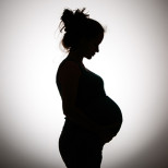 Бременна седмокласничка роди в тоалетната на бензиностанция и изхвърли бебето!
