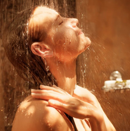 Никога не мийте лицето си под душа – известен дерматолог разкрива защо