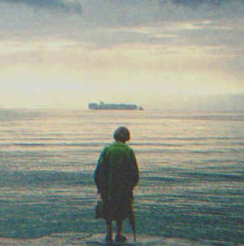 Възрастна жена стои до морския бряг всеки ден за 11 години, докато един ден вижда кораб и прошепва: