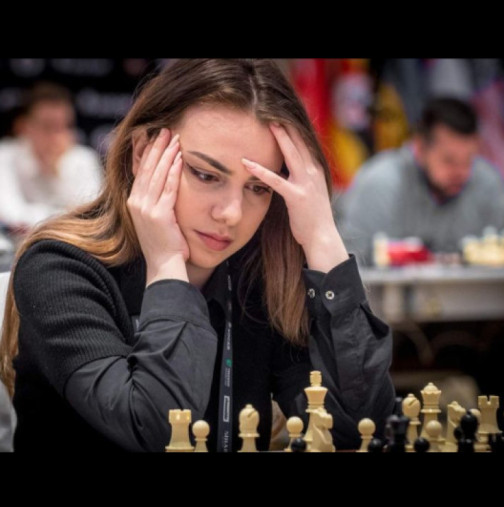 Ето го приятеля на шахматната ни шампионка Нургюл Салимова - каква сладка двойка са! (СНИМКА)