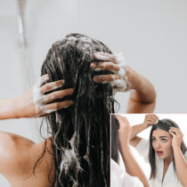 Трихолози: 7 ОПАСНИ компонента на шампоана, които водят до побеляване на косата